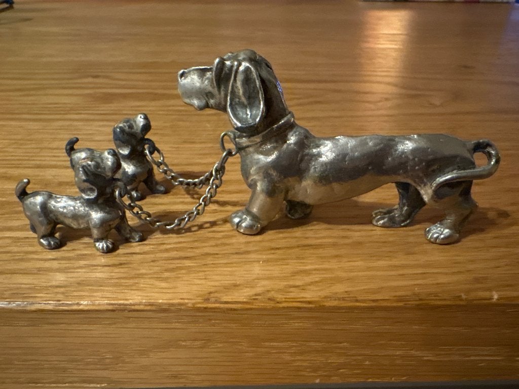 Vintage bijzonder beeldje teckel moeder met 2 puppy', Ophalen of Verzenden, Zo goed als nieuw, Dier