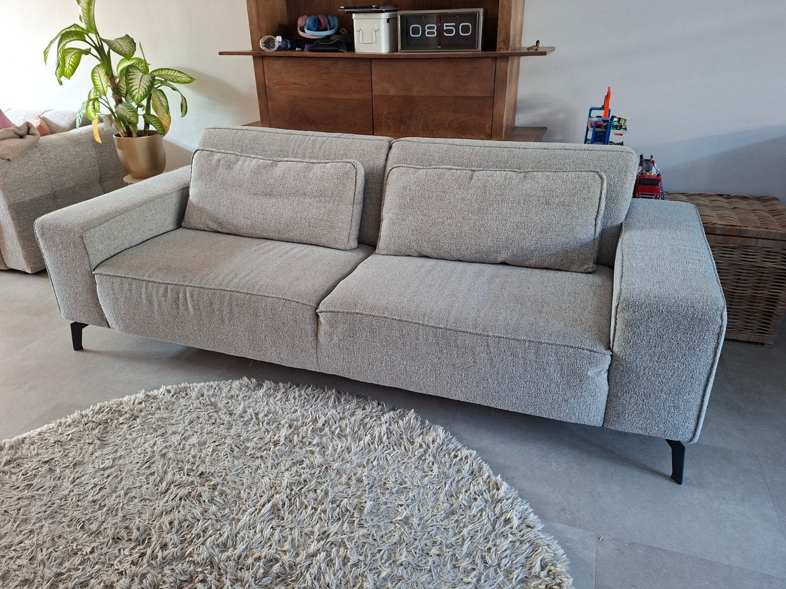 Comfortabele grijze tweezitsbank, Ophalen, Tweepersoons, 75 tot 100 cm, Zo goed als nieuw