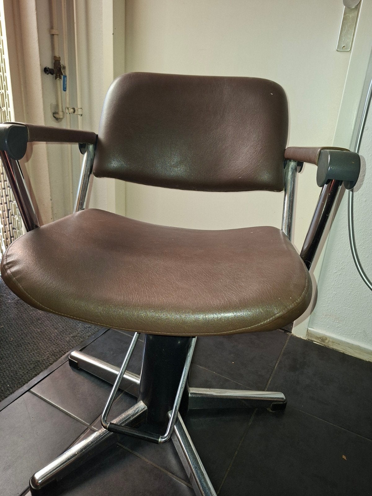 Bruine kappersstoel met metalen onderstel, Huis en Inrichting, Stoelen, Ophalen, Gebruikt, Bruin, Klassiek, Kappersstoel