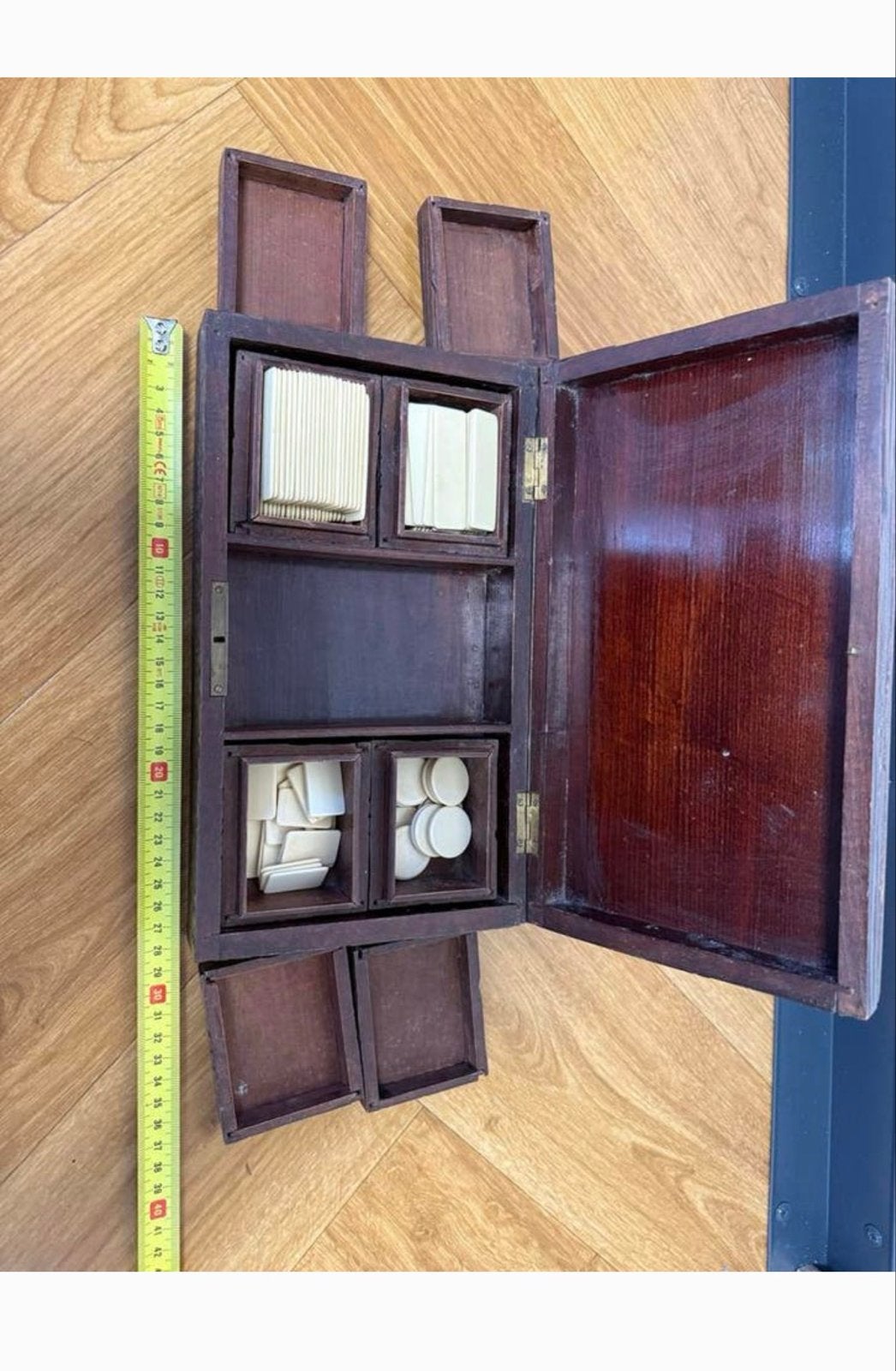 Antiek houten kaartspelkistje met houtsnijwerk en fiches, Antiek en Kunst, Ophalen