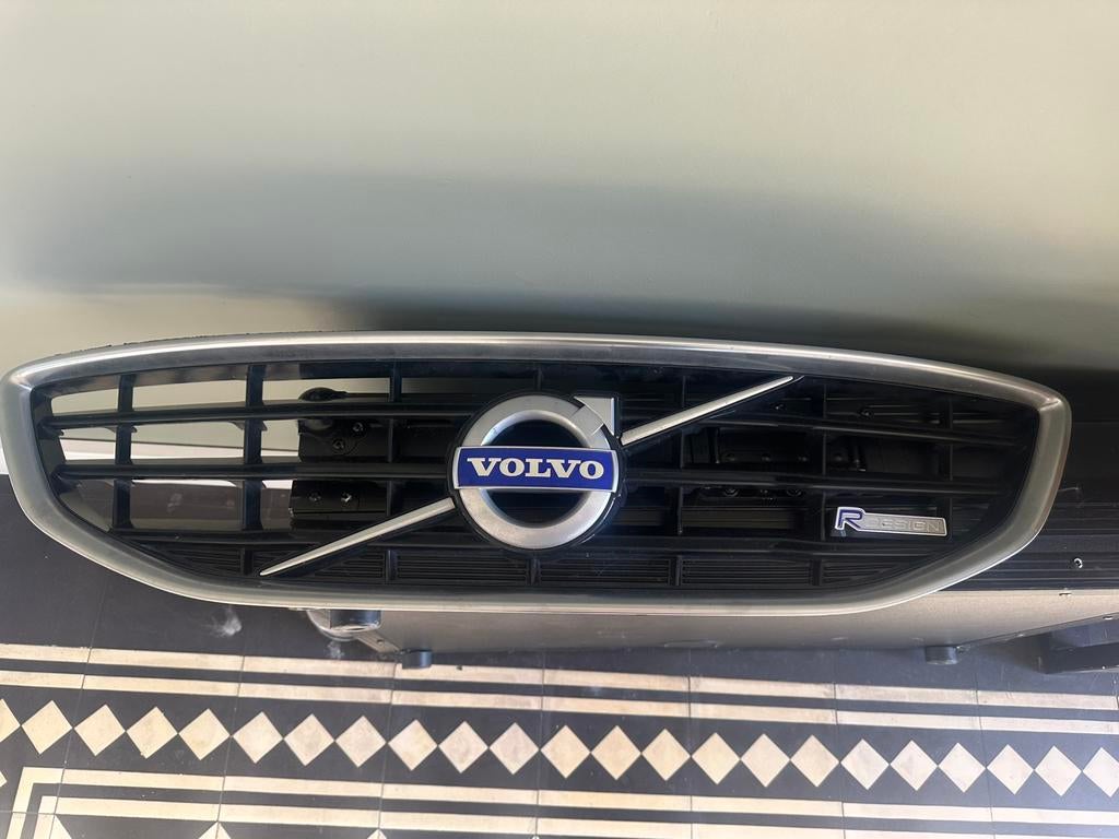 Volvo V40 grille, Gebruikt, Voor, Ophalen of Verzenden, Volvo