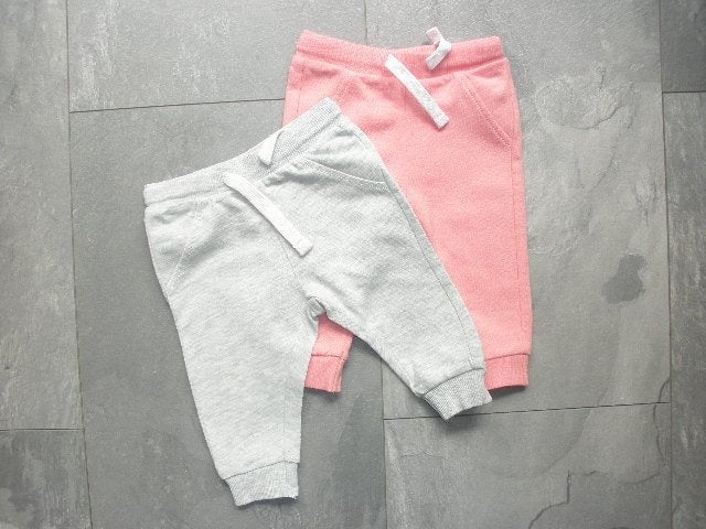 2 joggingbroekjes maat 62 (qwe), Kinderen en Baby's, Babykleding | Maat 62, Broekje, Meisje, Ophalen of Verzenden, Zo goed als nieuw