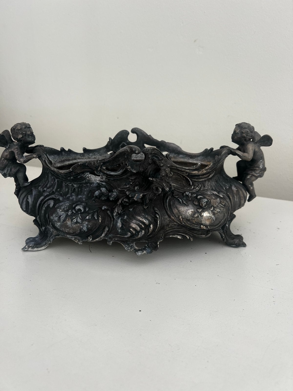 Deze antieke Art Nouveau jardinière van tin., Ophalen of Verzenden