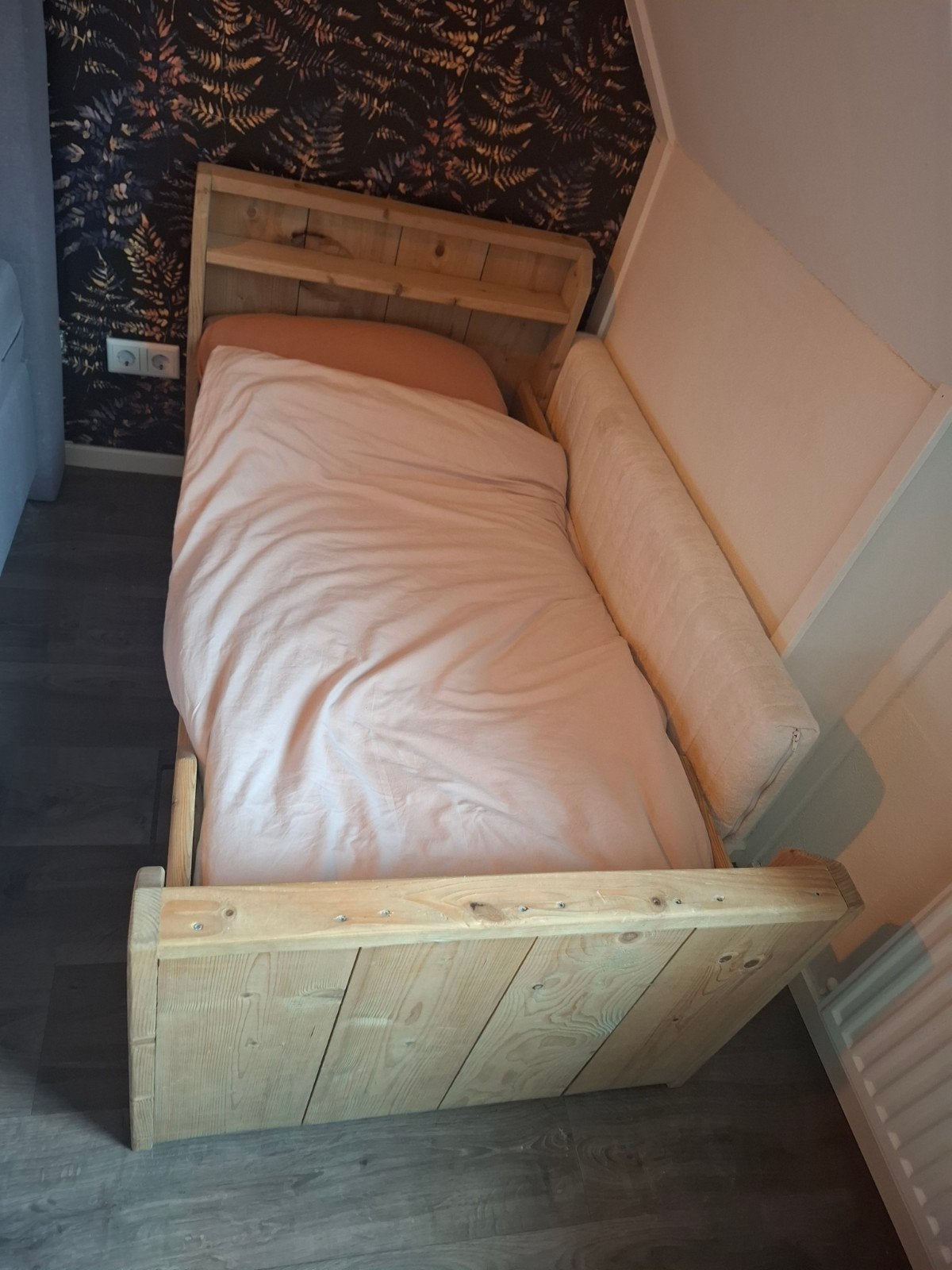 Stevig houten peuterbed met opbergruimte en hoofdeinde, Ophalen, 90 cm, Rustiek, Zo goed als nieuw