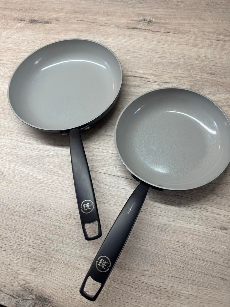 BE Living Koekenpannen Set - 24cm & 20cm, Huis en Inrichting, Nieuw, Ophalen of Verzenden, Zwart, Metaal