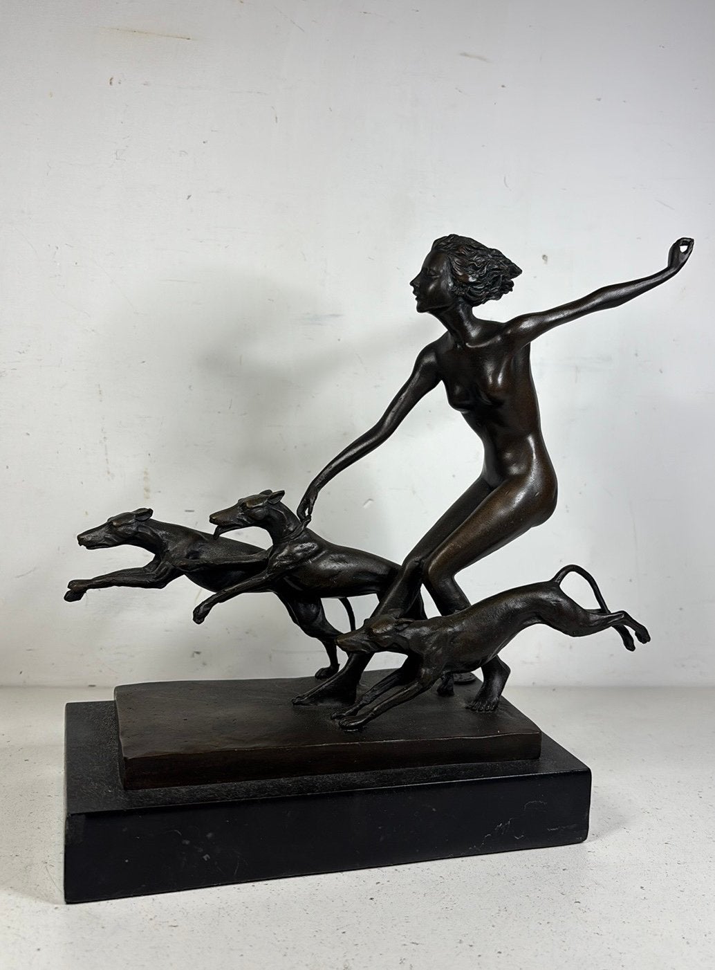 Lady met rennende honden brons, Verzenden