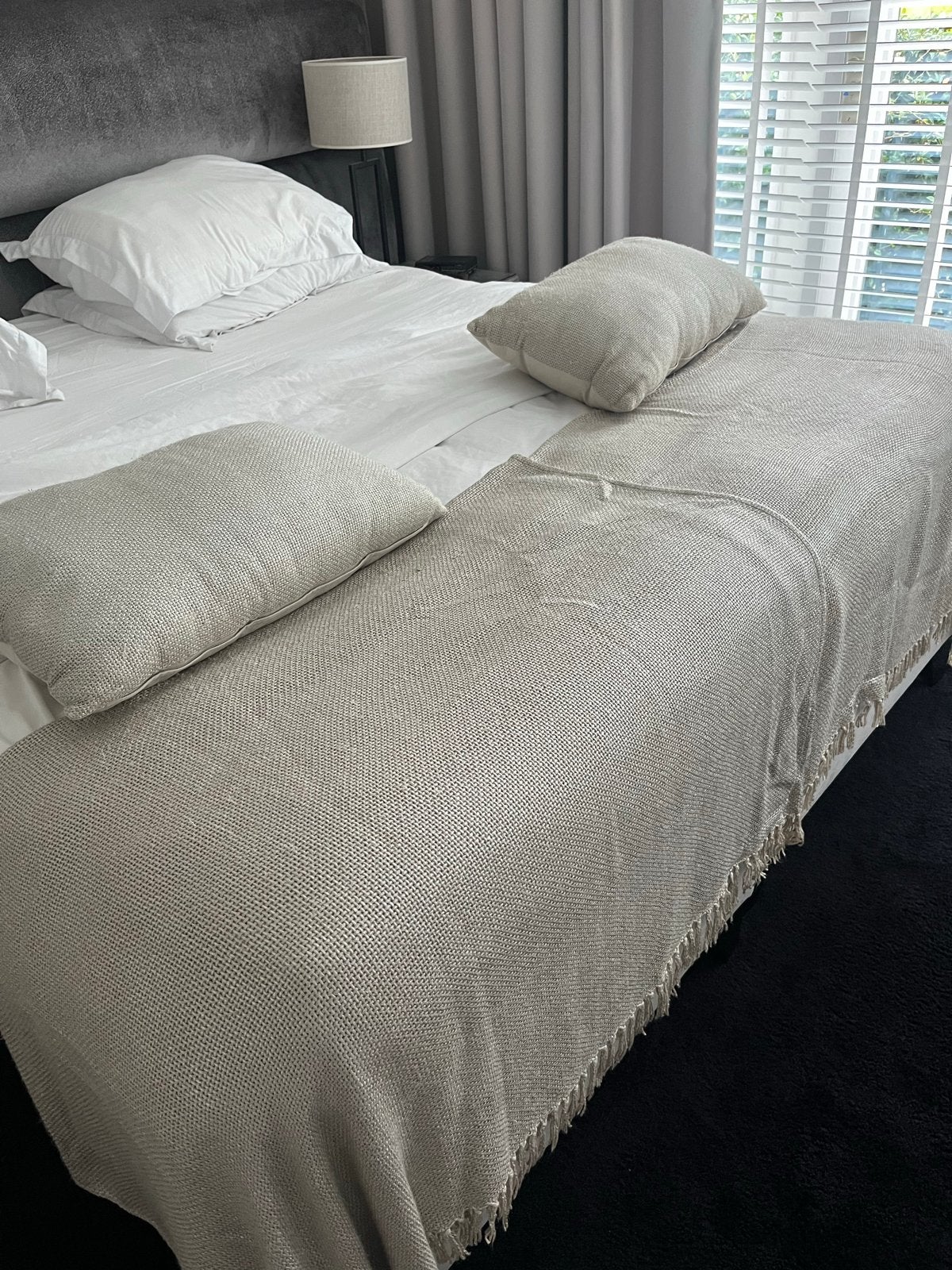 Goudkleurige sprei met 2 bijpassende sierkussens € 40,-, Huis en Inrichting, Ophalen of Verzenden, Zo goed als nieuw, Goud, Sierkussen