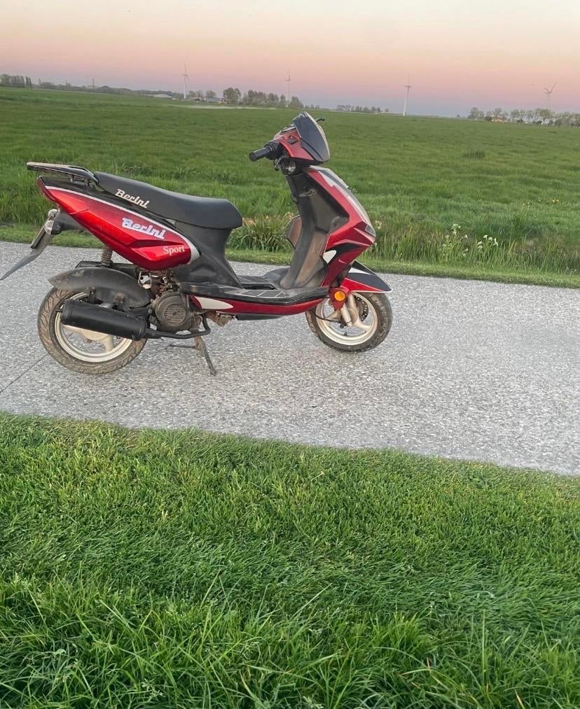 Nette Berini scooter uit 2002 - 45 km/u met lichte schade, Fietsen en Brommers, Scooters | Overige merken, Gebruikt, Maximaal 45 km/u