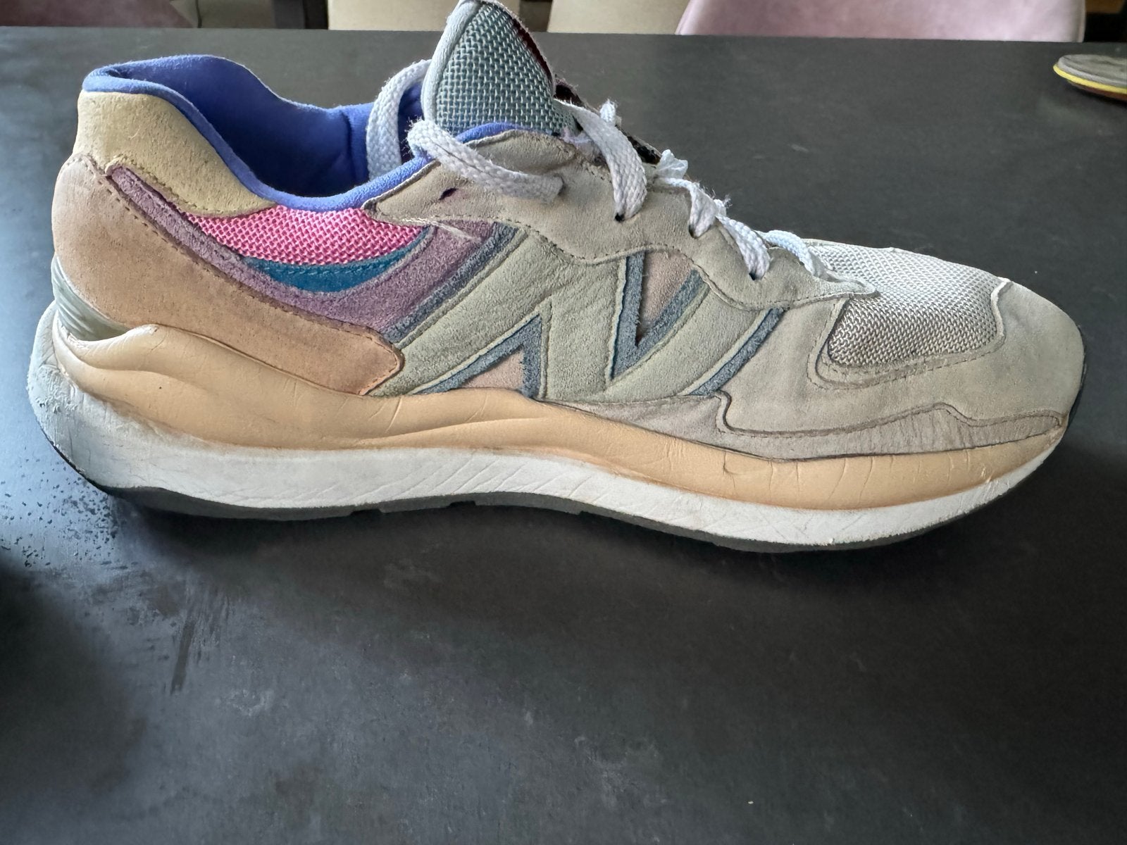 New Balance 57/40 sneakers - Beige/Multi-color, Kleding | Dames, Schoenen, Ophalen of Verzenden, Gedragen, Beige, Sneakers of Gympen