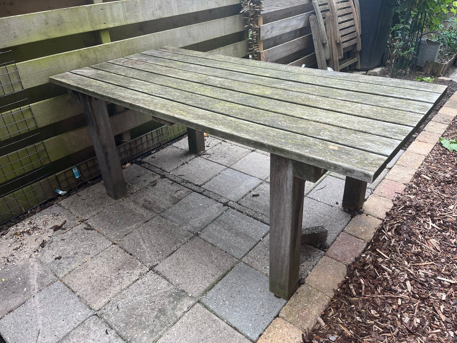 Robuuste houten tuintafel
