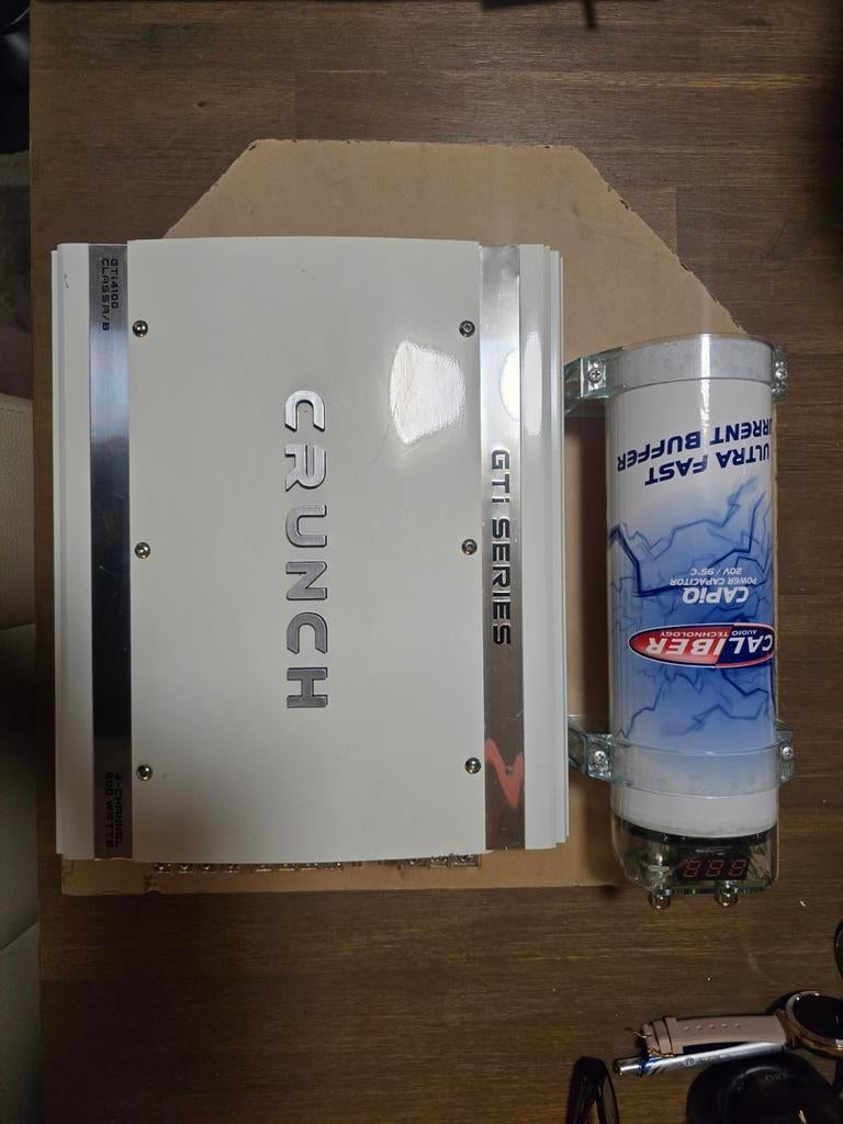 Crunch GTI 4100 Versterker & Caliber Condensator, Auto diversen, Autoradio's, Ophalen of Verzenden, Gebruikt