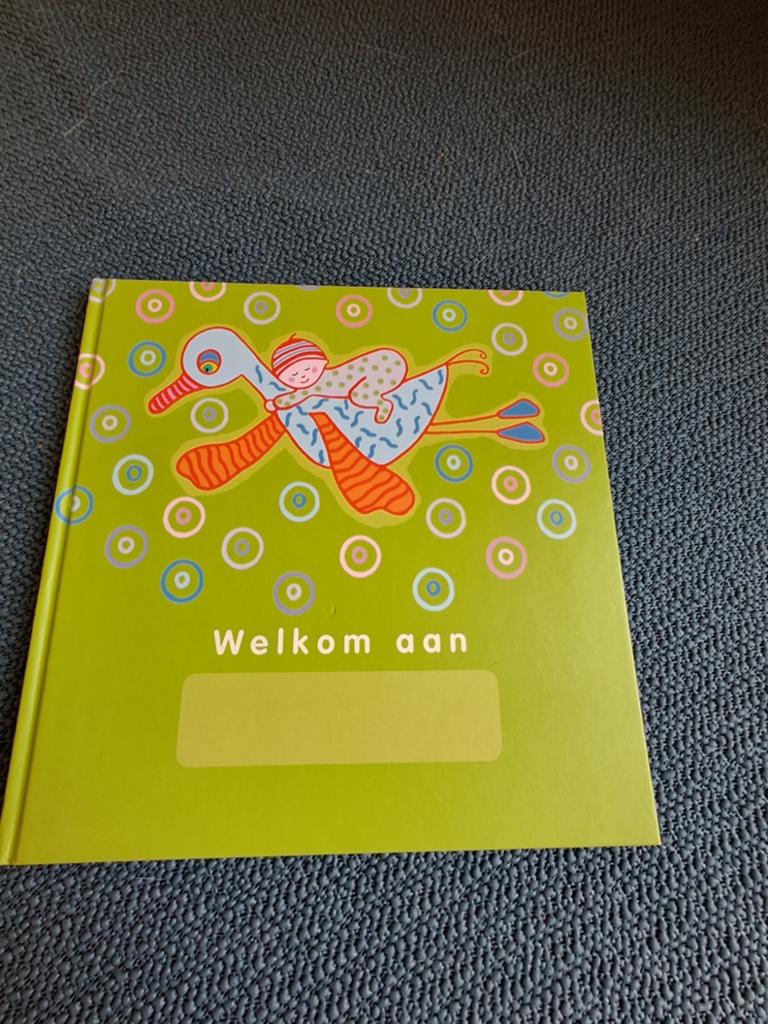 Welkom aan - Babyboek / invulboek, Ophalen of Verzenden, Zo goed als nieuw, 0 tot 6 maanden