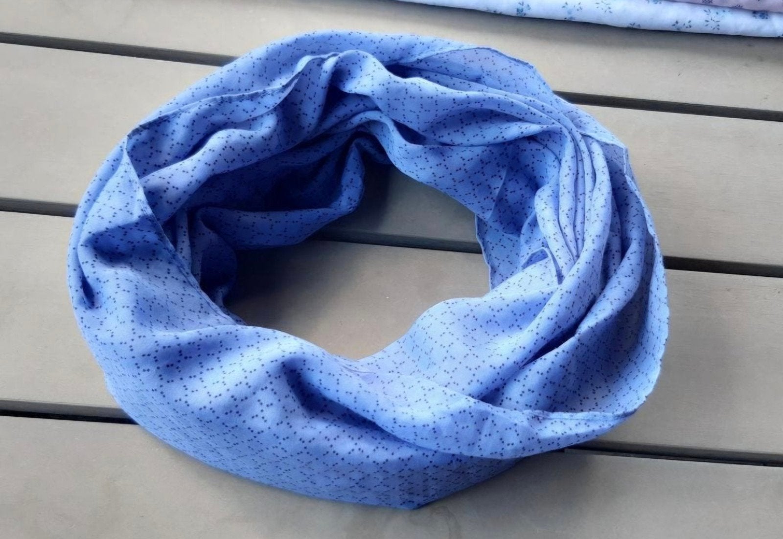 Elegante lichtblauwe colsjaal met blauw motief (80x50cm), Ophalen of Verzenden, Zo goed als nieuw, Sjaal