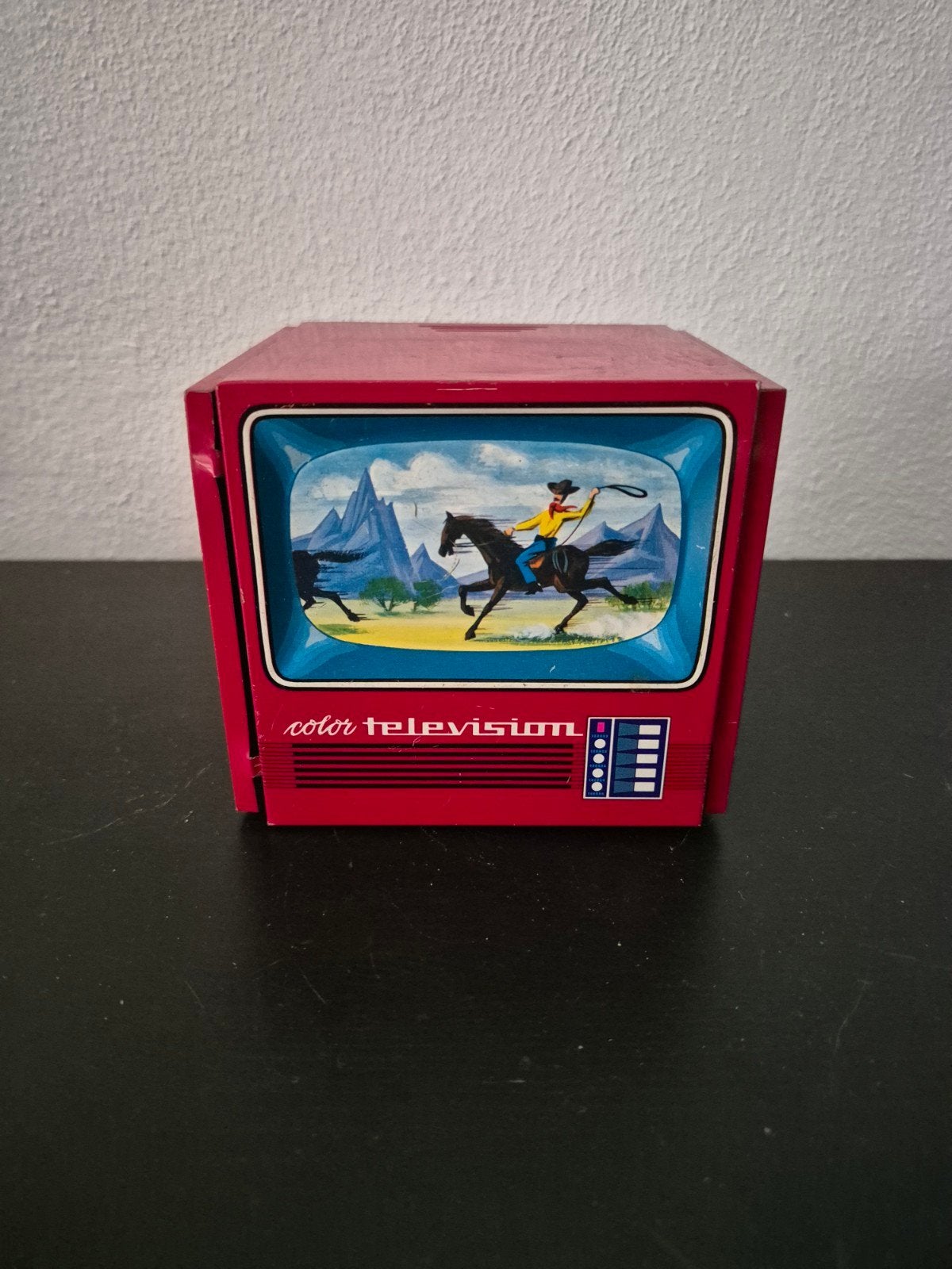 Vintage Rood Metalen Spaarpot 'Color Television', Verzamelen, Spaarpotten, Ophalen of Verzenden, Gebruikt, Metaal of Blik, Overige thema's