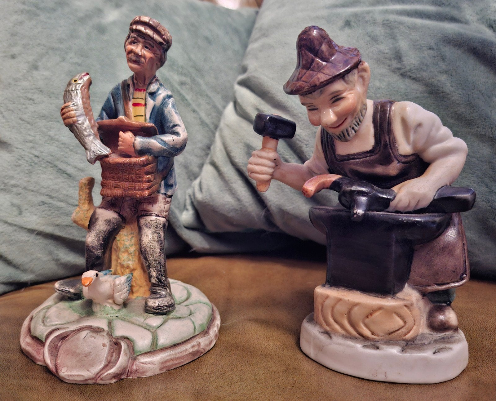 Set van 2 vintage beeldjes: visser en smid, Verzamelen, Beelden en Beeldjes, Verzenden, Zo goed als nieuw, Overige typen
