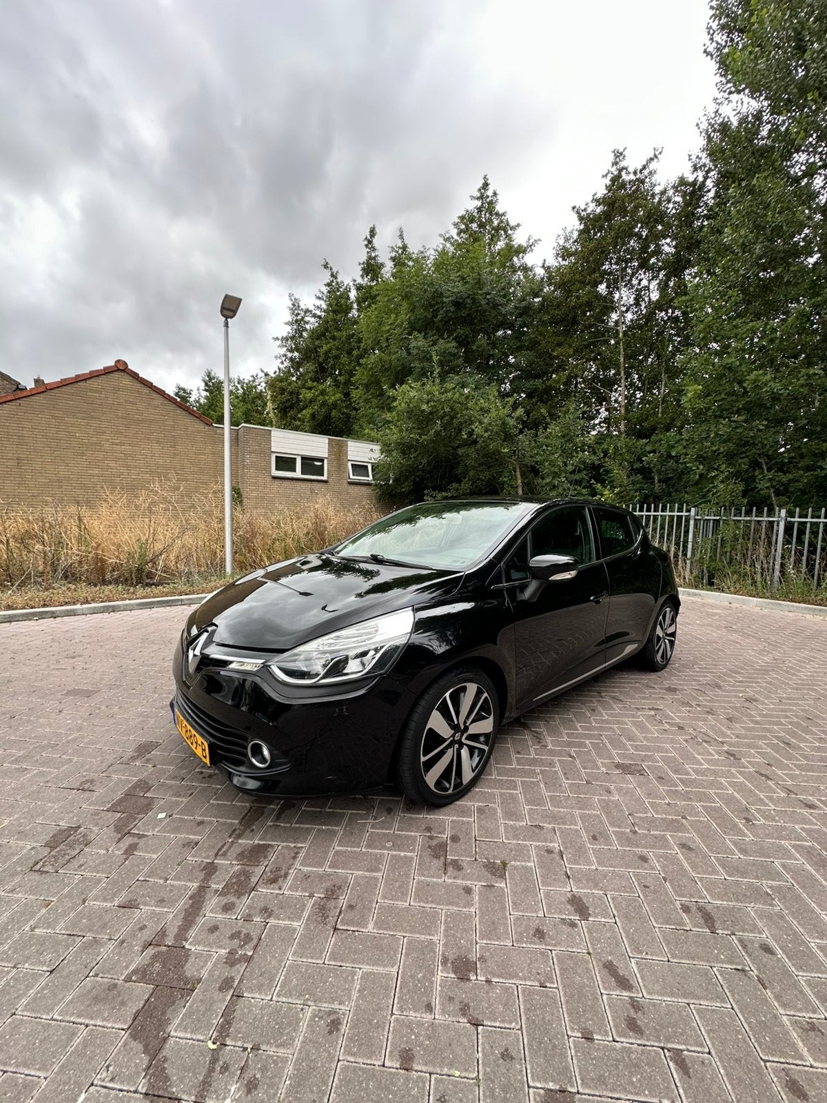 Renault Clio 0.9T 2014 keyless climat NAVI light rain sensor, Auto's, Voorwielaandrijving, 898 cc, 40 €/maand, Zwart