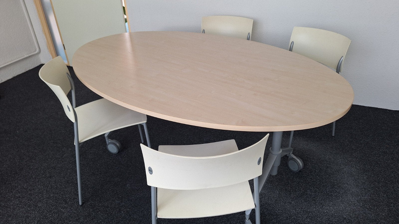 Verrijdbare ovale vergadertafel met 4 stapelbare stoelen, Ophalen, Gebruikt