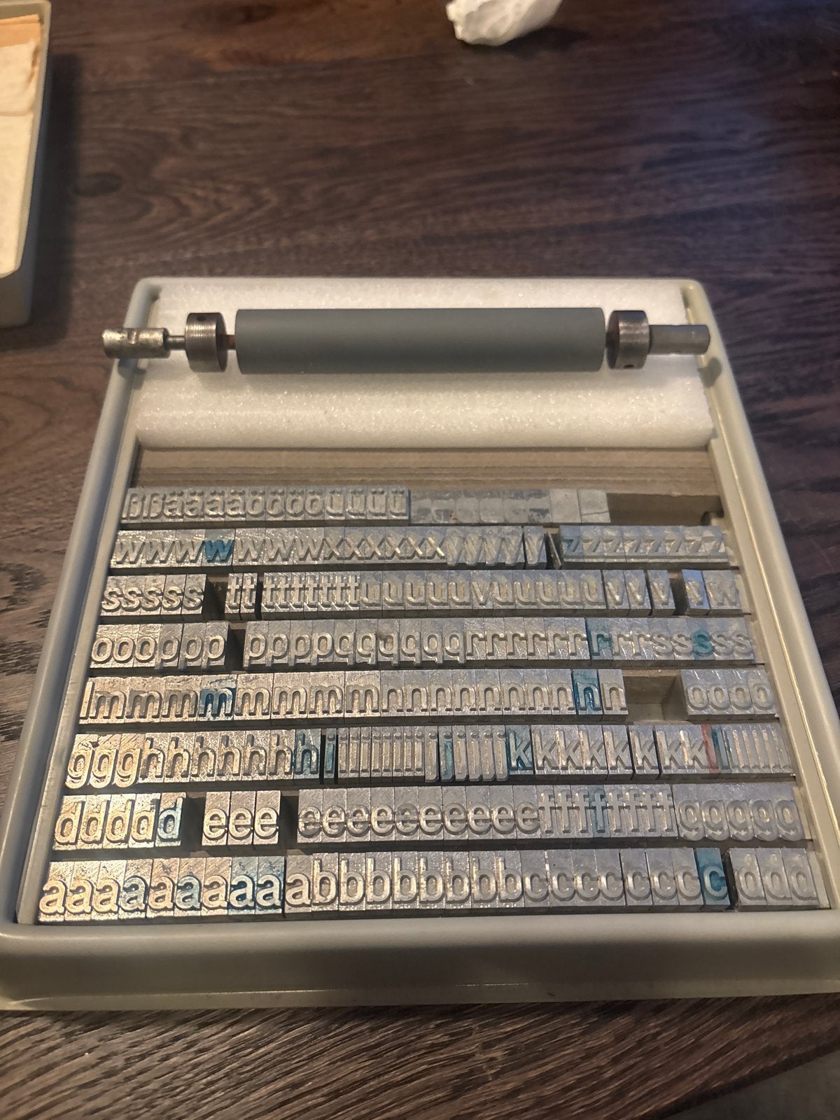 Vintage letterdrukpress met metale letters en inktroller, Ophalen of Verzenden