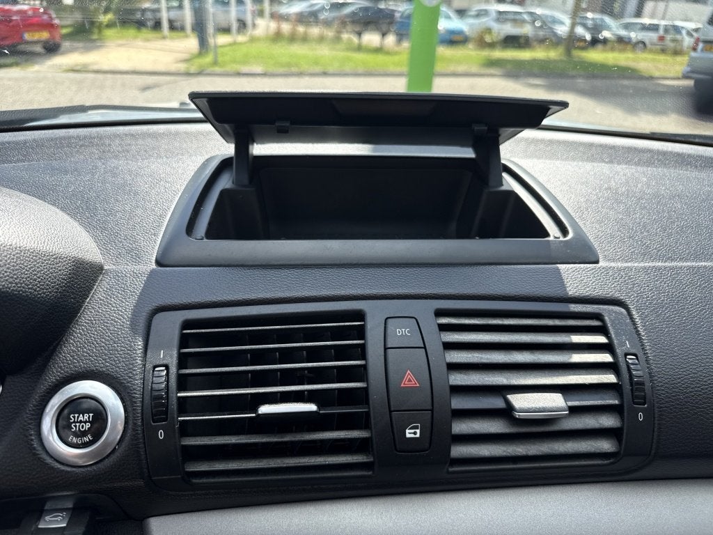 Foto 24 van BMW 1-serie 116i airco 6 versn navigatie 174dkm (bj 2009)
