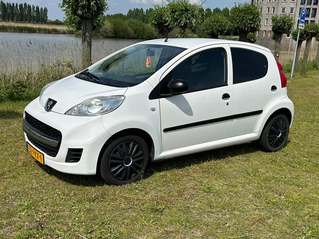 Peugeot 107 1.0 12V 5DR 2011 Wit, Auto's, Voorwielaandrijving, Euro 5, Stof, Zwart