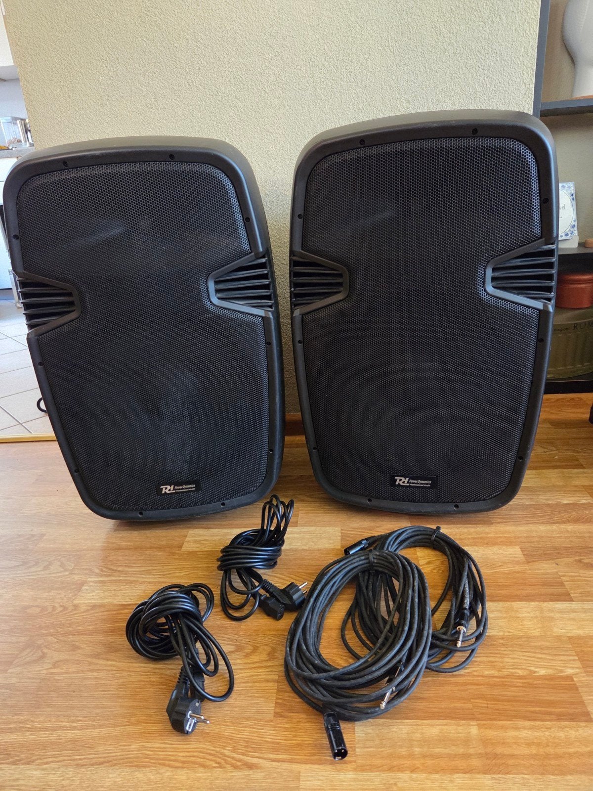 2 aktieve 15" speakers, uitstekende staat, met kabels, Ophalen of Verzenden, Gebruikt, 500 tot 1000 watt, P.A.