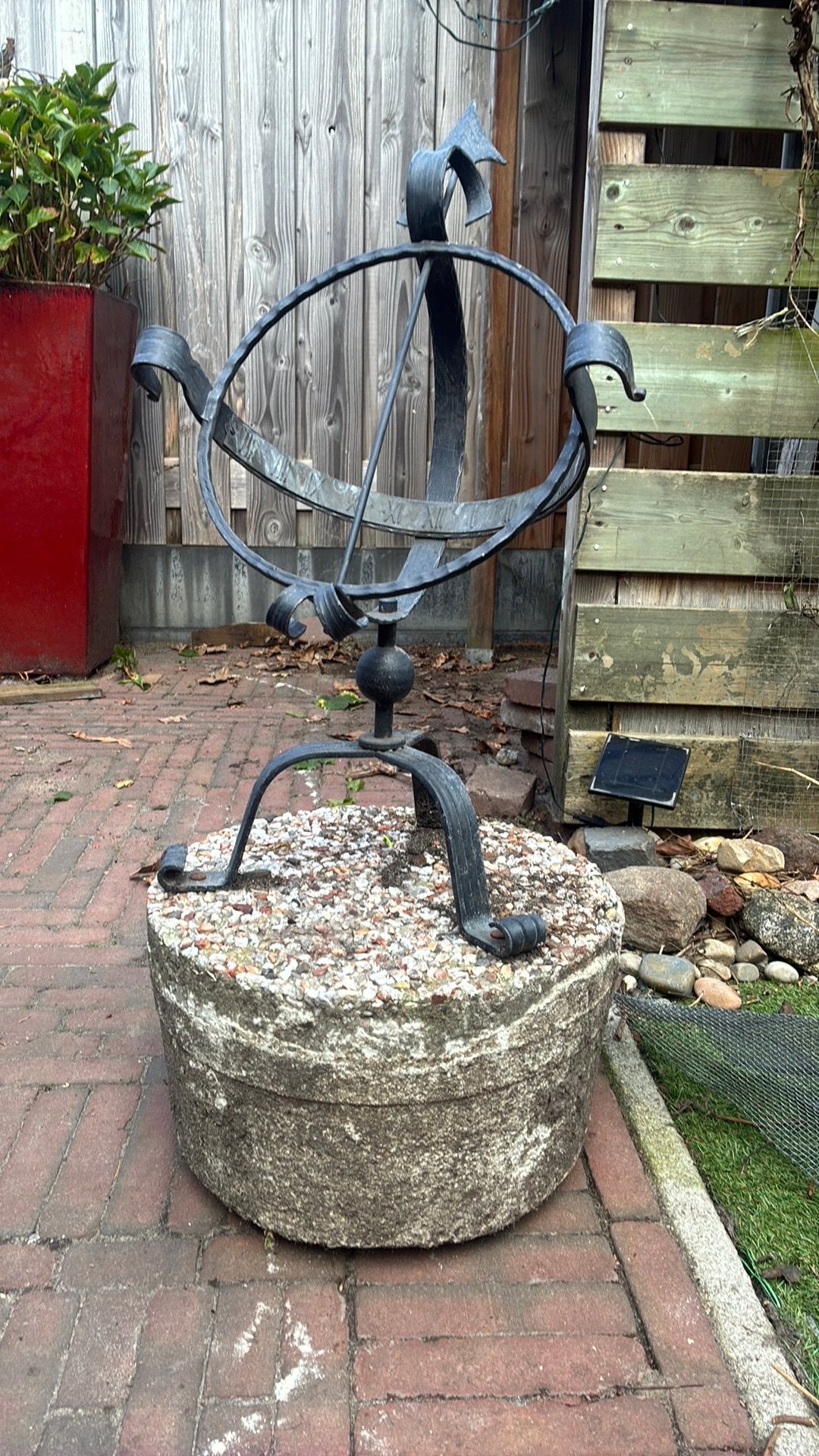 Zonnewijzer op betonnen voet - 65 cm hoog, 40 cm diameter, Tuin en Terras, Ophalen, Gebruikt