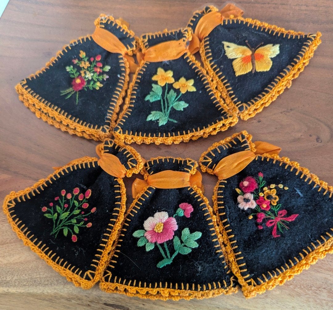 Set van 6 Antieke Geborduurde Eierwarmers, Verzenden