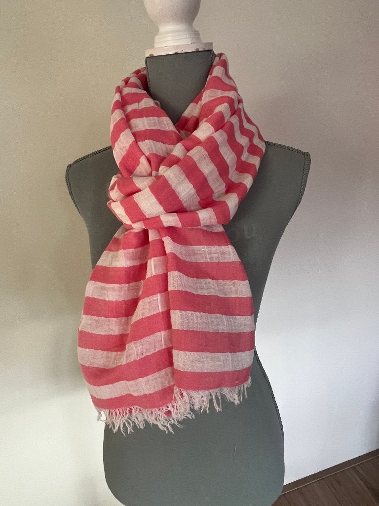 Rood/roze wit gestreepte sjaal/omslagdoek - Max Mara, Ophalen of Verzenden, Sjaal, Gedragen, Maat 46/48 (XL) of groter