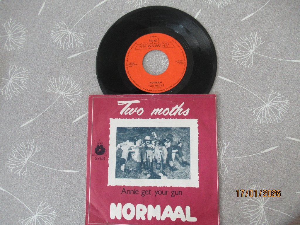 Normaal        Two Moths, Originele persing, 7 inch, Single, Ophalen of Verzenden