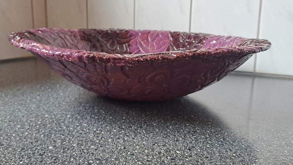 Decoratieve paarse schaal met reliëf, Ophalen of Verzenden