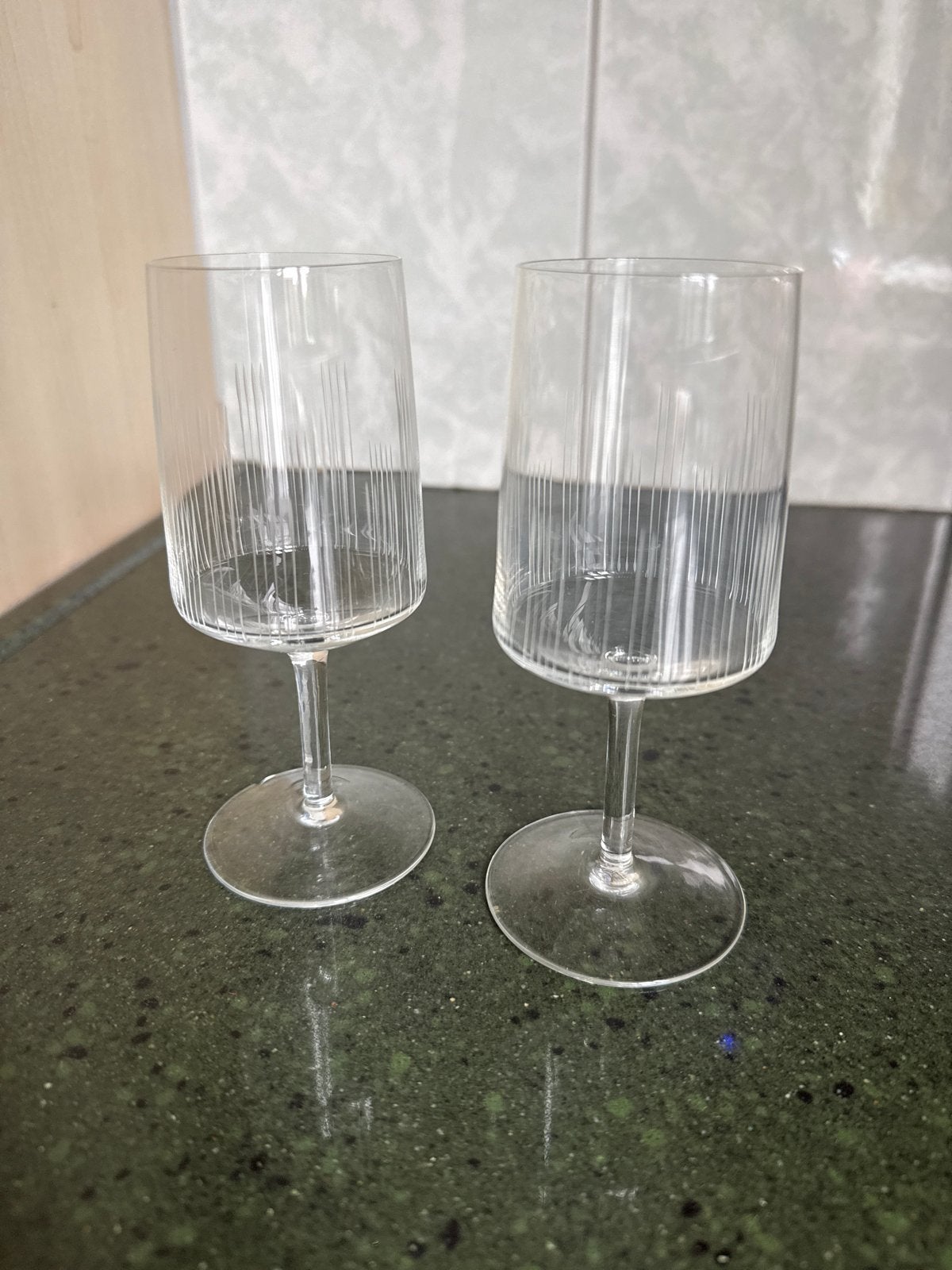 Set van 2 geribbelde wijnglazen, Glas of Glazen, Ophalen of Verzenden, Modern, Glas