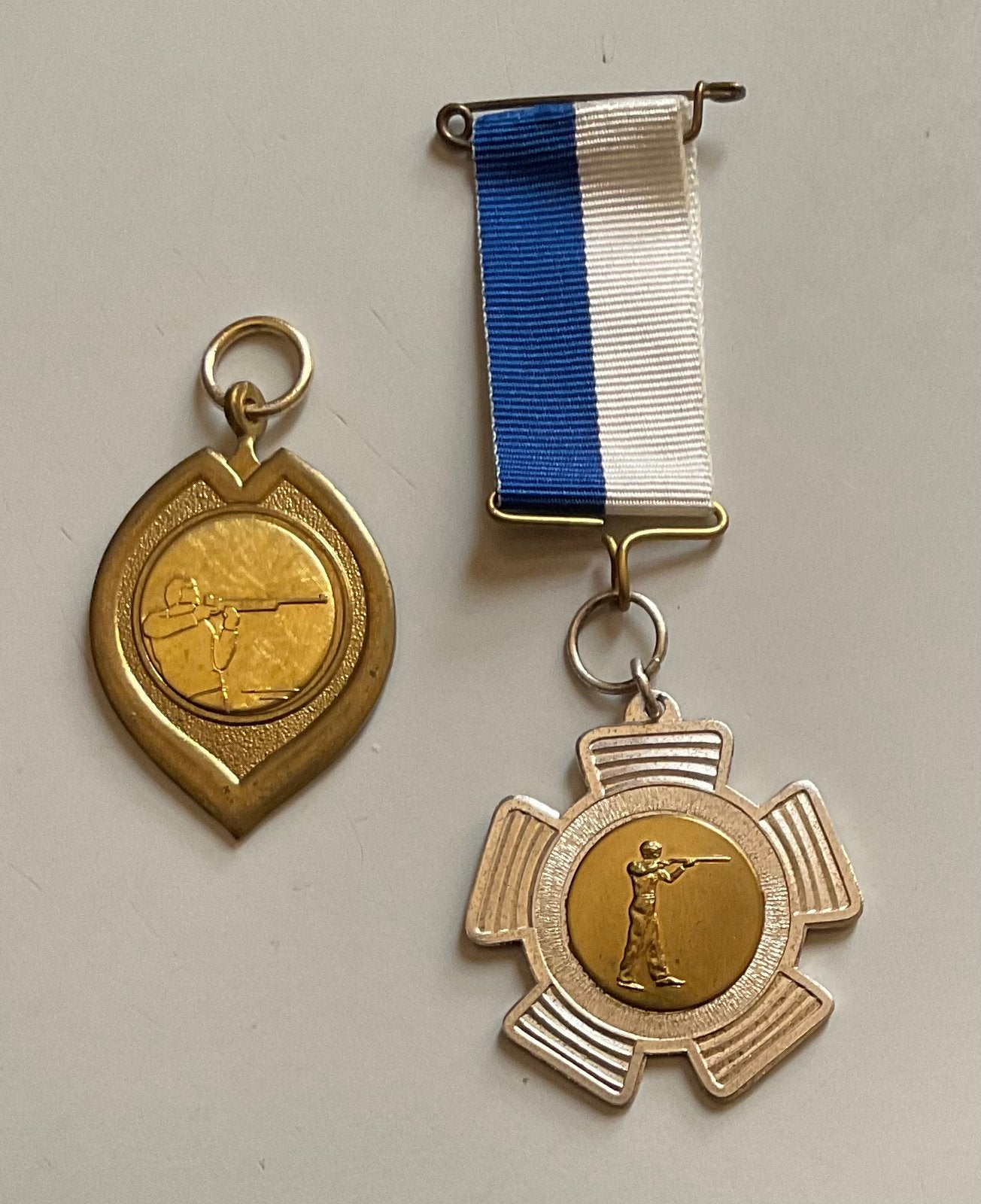 Medaille 2x Schuttersvereniging S. V. Haren '92-'93 - '98'99, Postzegels en Munten, Ophalen of Verzenden, Overige materialen, Nederland