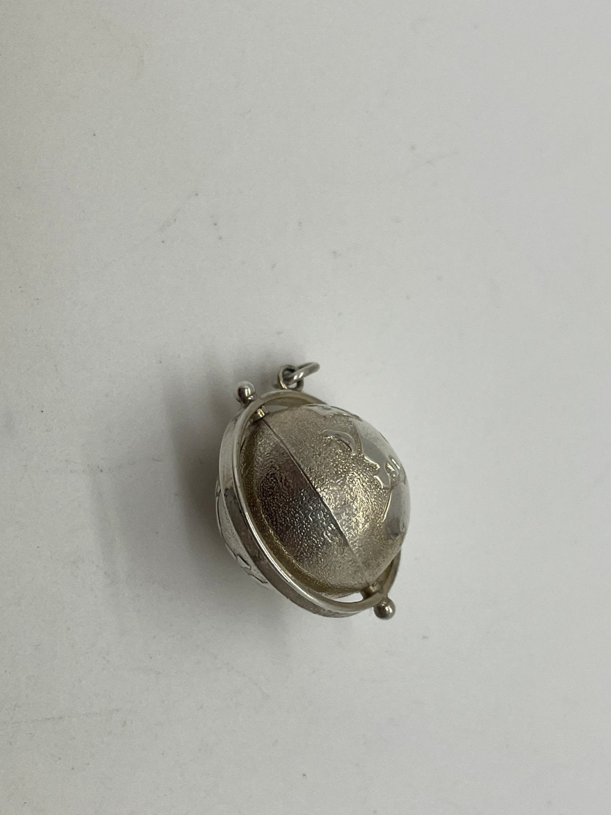 E853 Prachtige zilveren hanger wereldbol, Ophalen of Verzenden, Zilver, Hanger