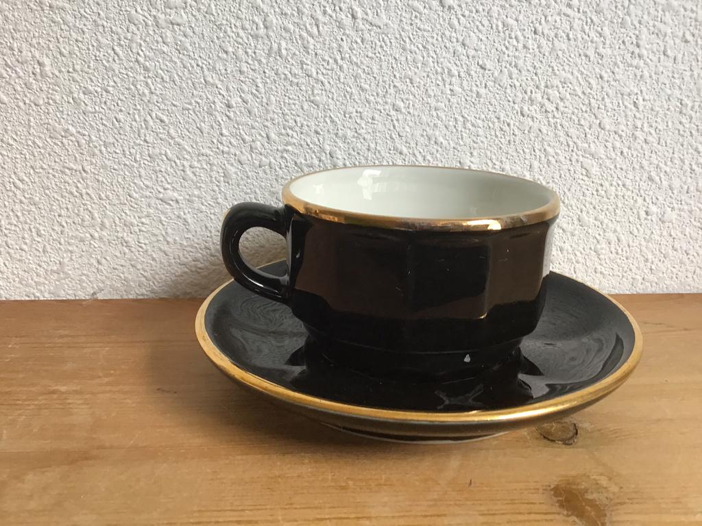 Apilco kop en schotel. Zwart met gouden rand., Ophalen of Verzenden, Porselein, Overige stijlen, Kop(pen) en/of Schotel(s)