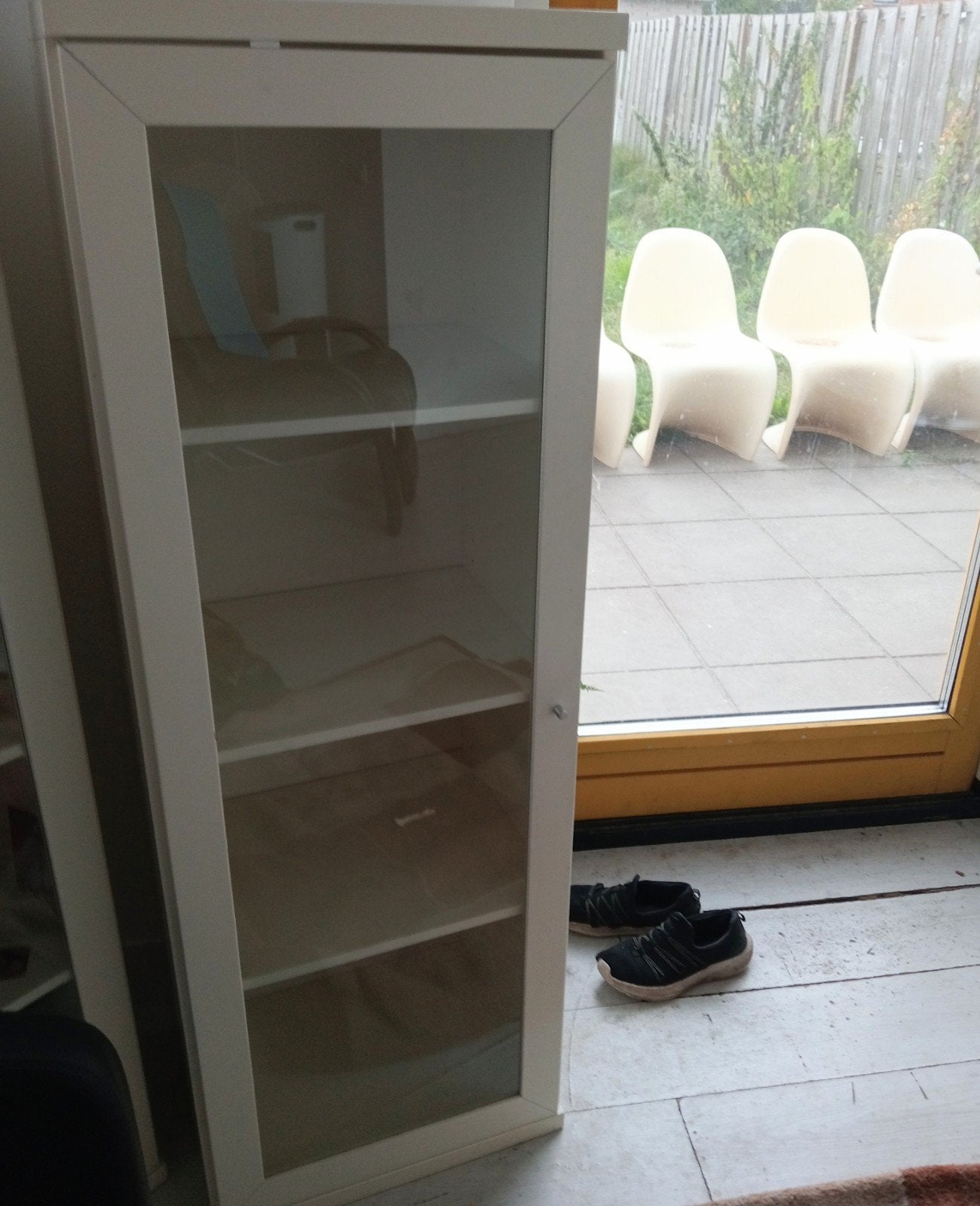 Nette mooie witte vitrinekast, Huis en Inrichting, Kasten | Vitrinekasten, Ophalen, 50 tot 100 cm, Zo goed als nieuw, 150 tot 200 cm