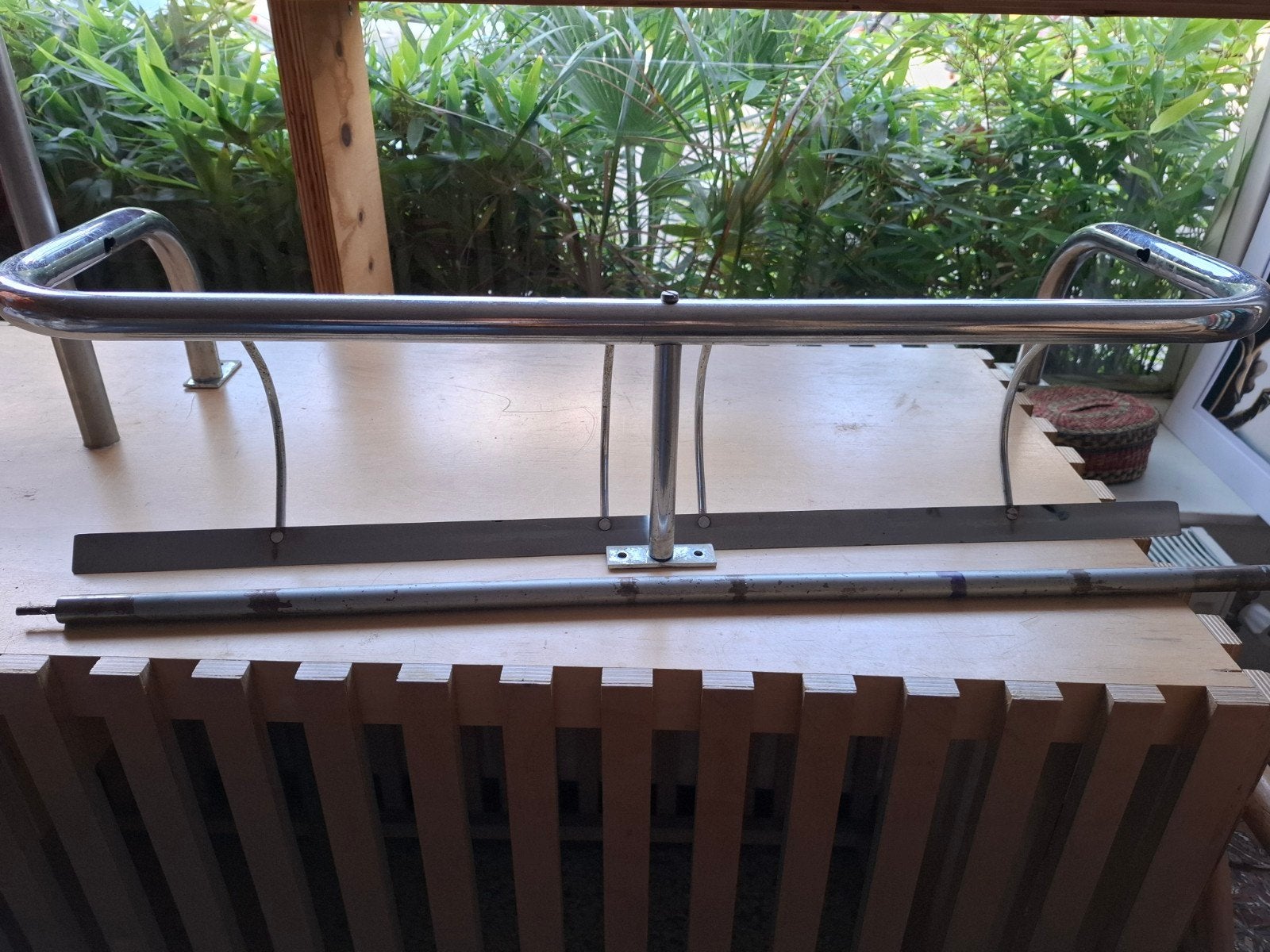 Vintage metalen cadeaupapier rolhouder met wandbevestiging, Ophalen of Verzenden, Gebruikt