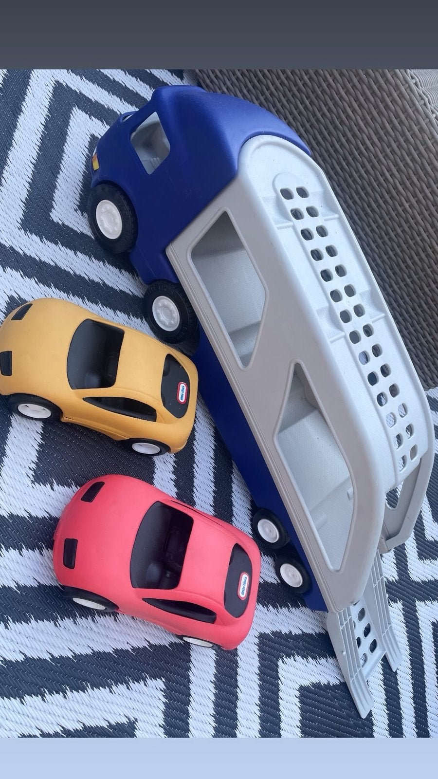 Little Tikes autotransporter met 2 auto's, Ophalen, Zo goed als nieuw