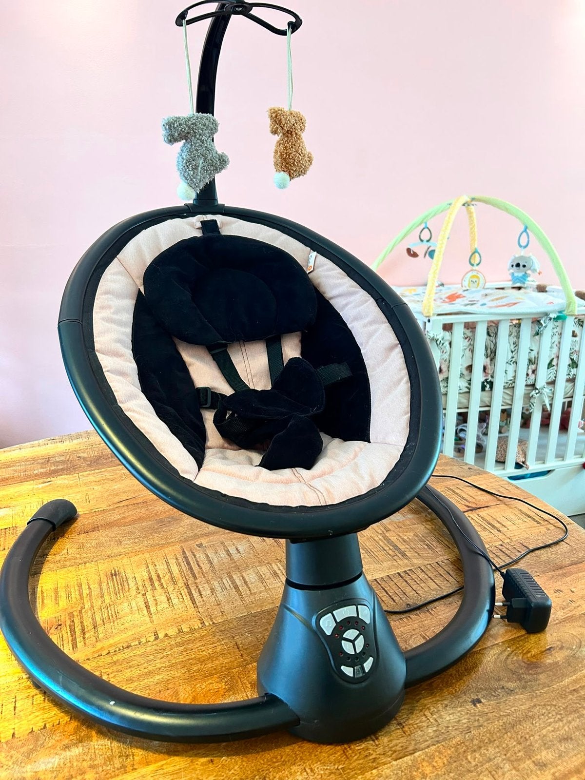 Roze elektrische babyswing met speelgoed konijntjes, Kinderen en Baby's, Wipstoeltjes, Ophalen, Zo goed als nieuw, Schommelstoel