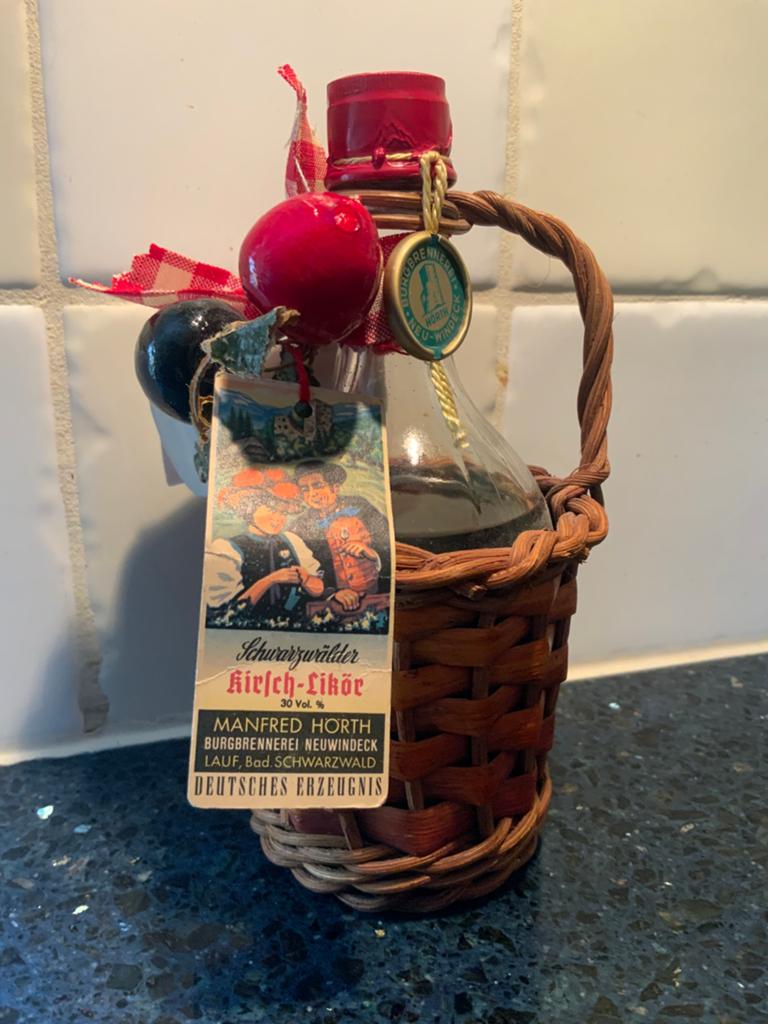 Decorative Black Forest Cherry Themed Bottle~Wicker Holder, Ophalen of Verzenden