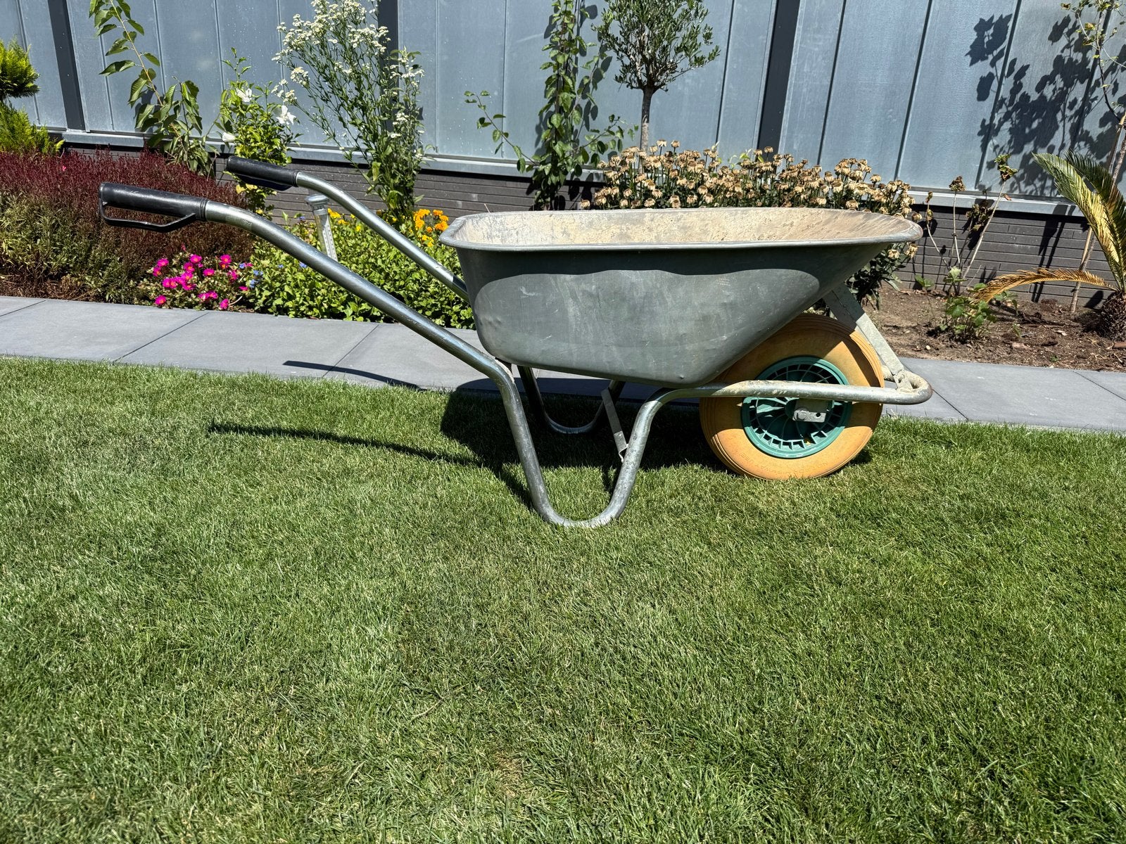 Stevige zand kruiwagen voor tuin en bouw, Ophalen, Gebruikt, Handmatig, Eenwielig