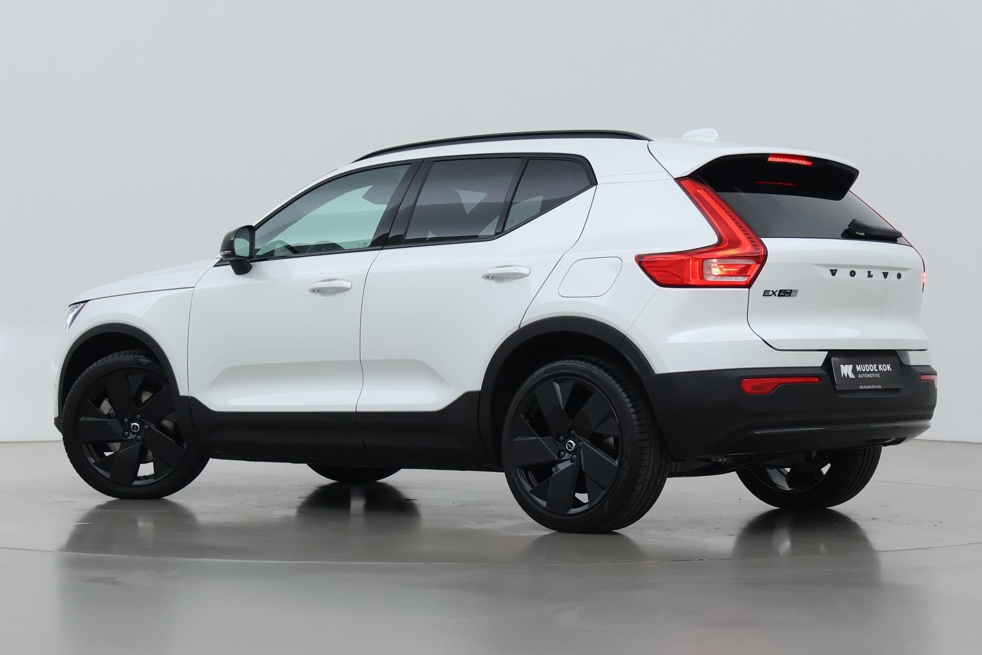 Volvo EX40 Extended Range Plus Black Edition 82 kWh | ACC |, Auto's, Volvo, Automaat, Gebruikt, 252 pk, Wit