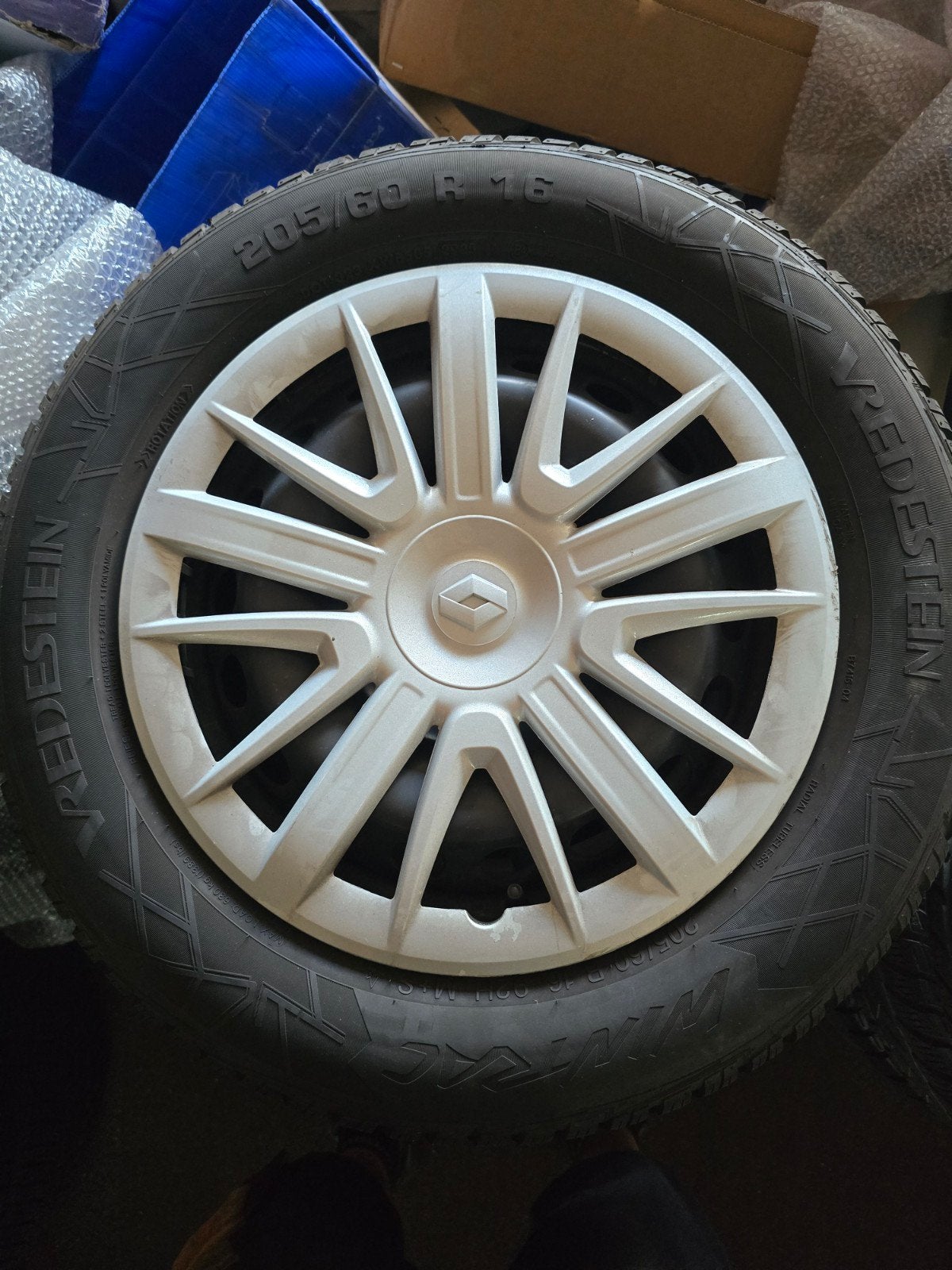 Vredestein Winterbanden 205/60 R16 met wieldoppen, Gebruikt, 16 inch, Banden en Velgen, Personenwagen