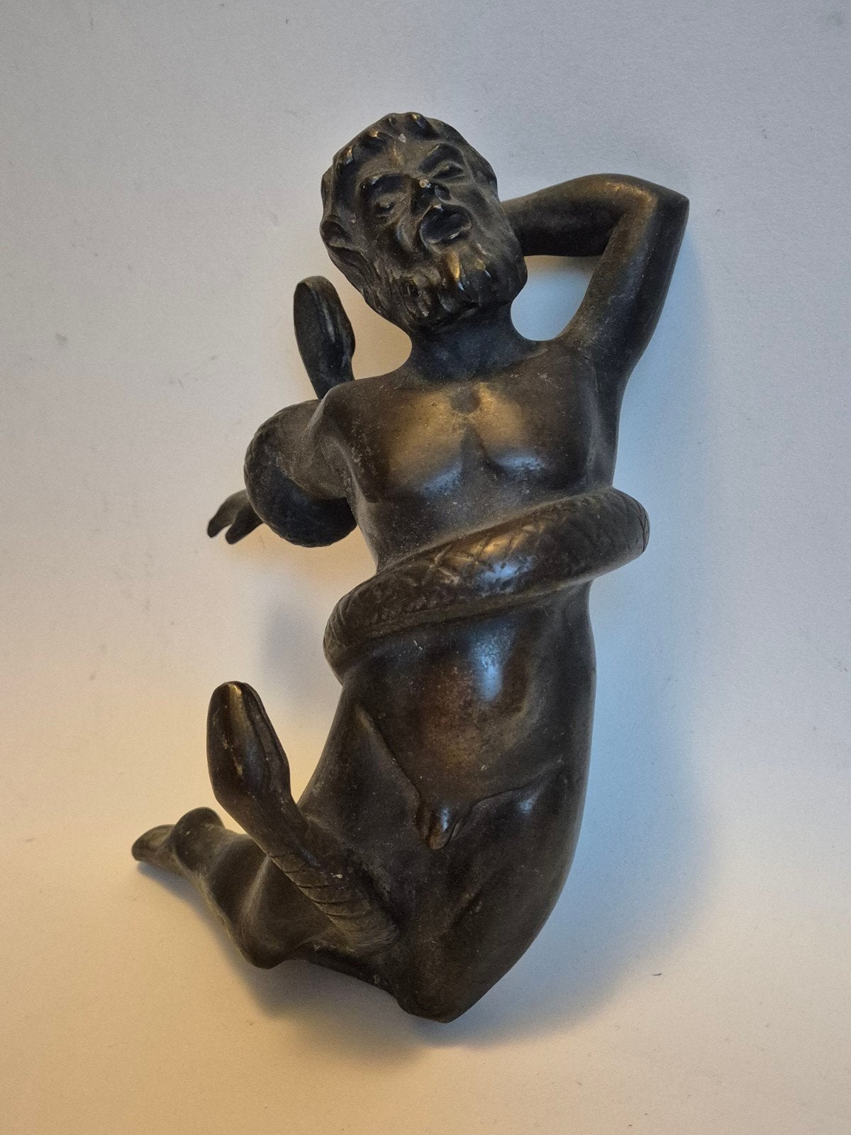 Bronzen beeld: Man met slang, Handgemaakt, Minder dan 20 cm, Ophalen of Verzenden, Brons