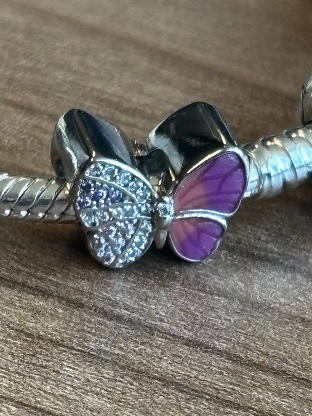 Zilveren bedel vlinder met paarse en strass details, Overige merken, Ophalen of Verzenden, Zo goed als nieuw, 1 bedel