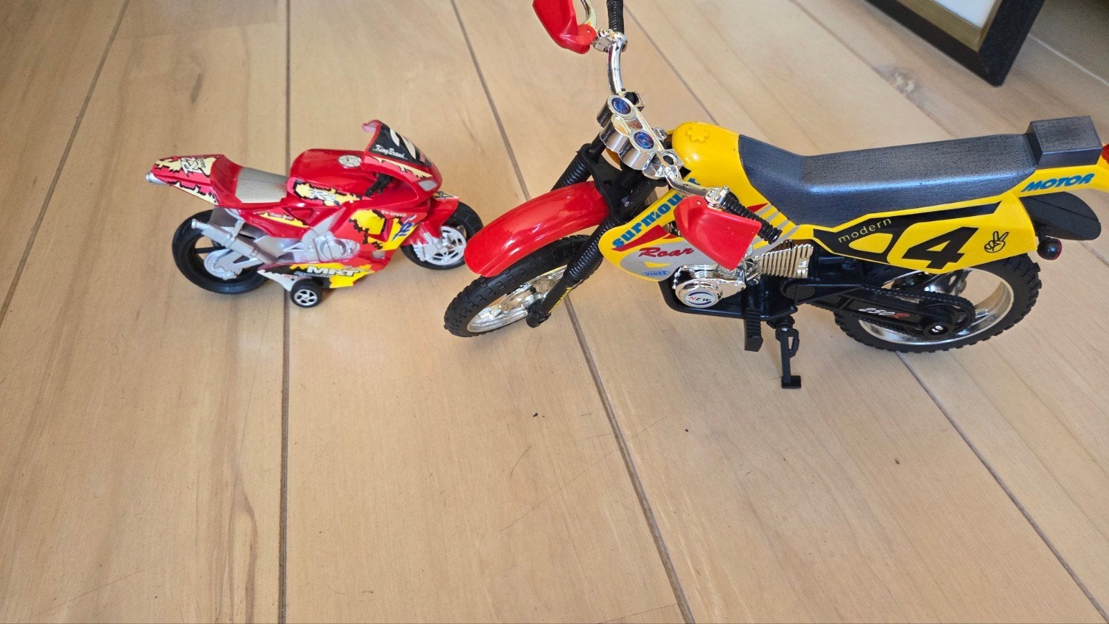 Set van 2 speelgoedmotoren: rood en geel, Kinderen en Baby's, Ophalen of Verzenden