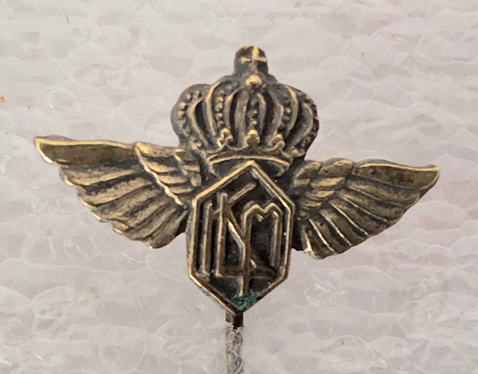Vintage Speldje met Kroon en Vleugels, Verzamelen, Ophalen of Verzenden, Gebruikt, Overige onderwerpen, Speldje of Pin