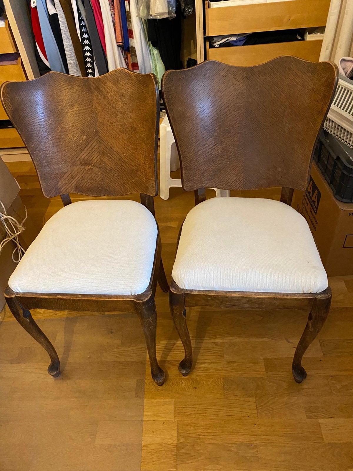 Gratis 2 eikenhouten stoelen, zitting beige bekleed, Gebruikt, Twee, Overige kleuren, Ophalen of Verzenden