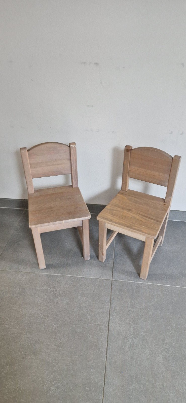 2 houten kinderstoeltjes, ideaal voor speelhoek, Kinderen en Baby's, Kinderkamer | Tafels en Stoelen, Ophalen, Gebruikt, Stoel(en)