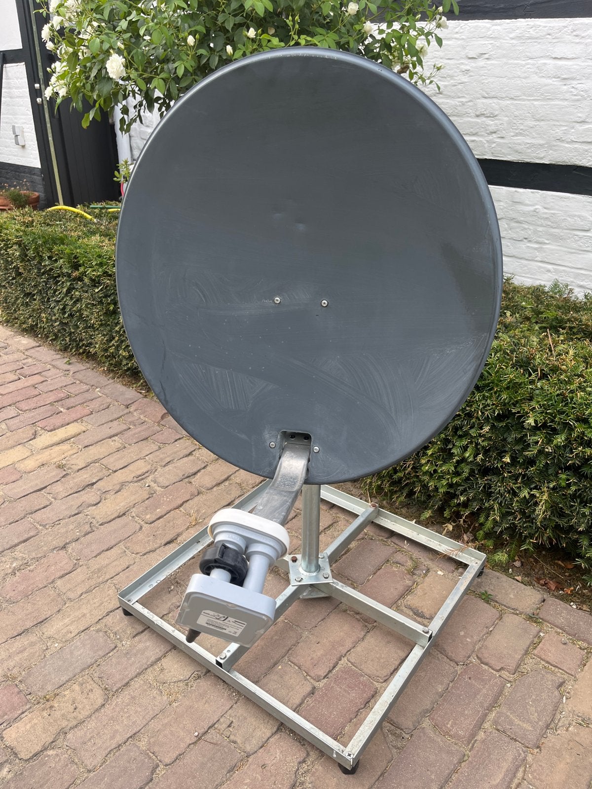 Schotelantenne 60cm met Duo LNB en standaard, Audio, Tv en Foto, Schotelantennes, Ophalen of Verzenden, Gebruikt, (Schotel)antenne