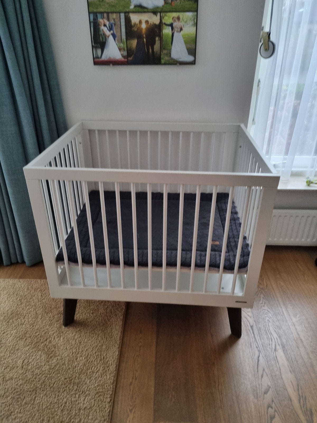 Kidsmill Sixties Box Wit Mat met Walnoot Houten Onderkant, Kinderen en Baby's, Ophalen, Zo goed als nieuw, Rechthoekig, In hoogte verstelbaar